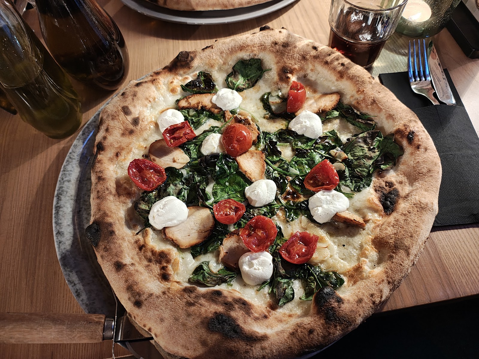 Pizza ze świeżymi dodatkami